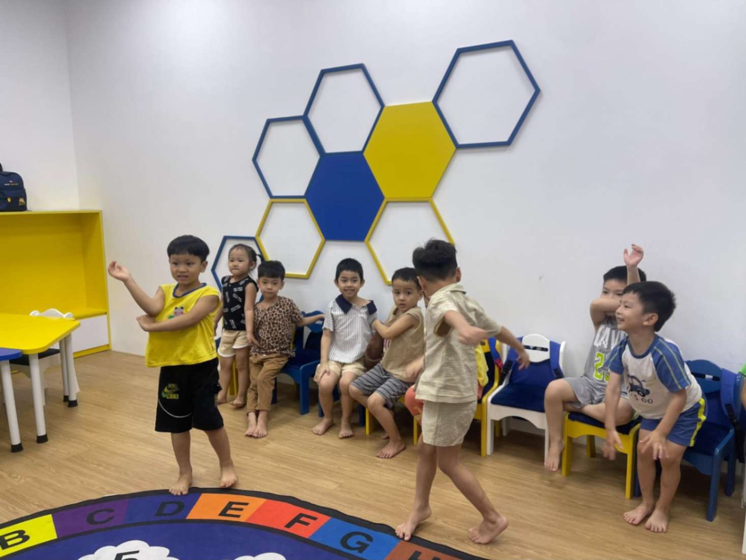 Giới từ trong tiếng Anh cấp 1